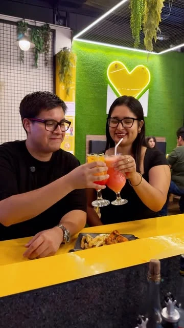Clientes compartiendo bebidas en la Zona Food de Mía