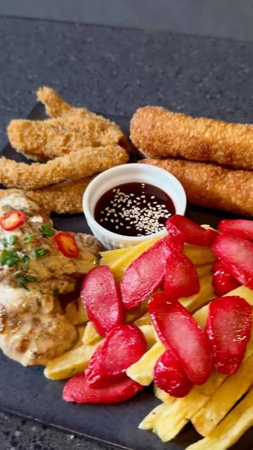 Piqueos de Mía: papas, salchichas y bocados para compartir